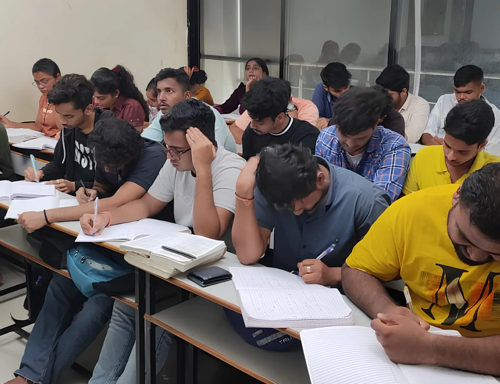 Students preparing for IBPS, SBI, RBI, SSC at Vedanti Academy
